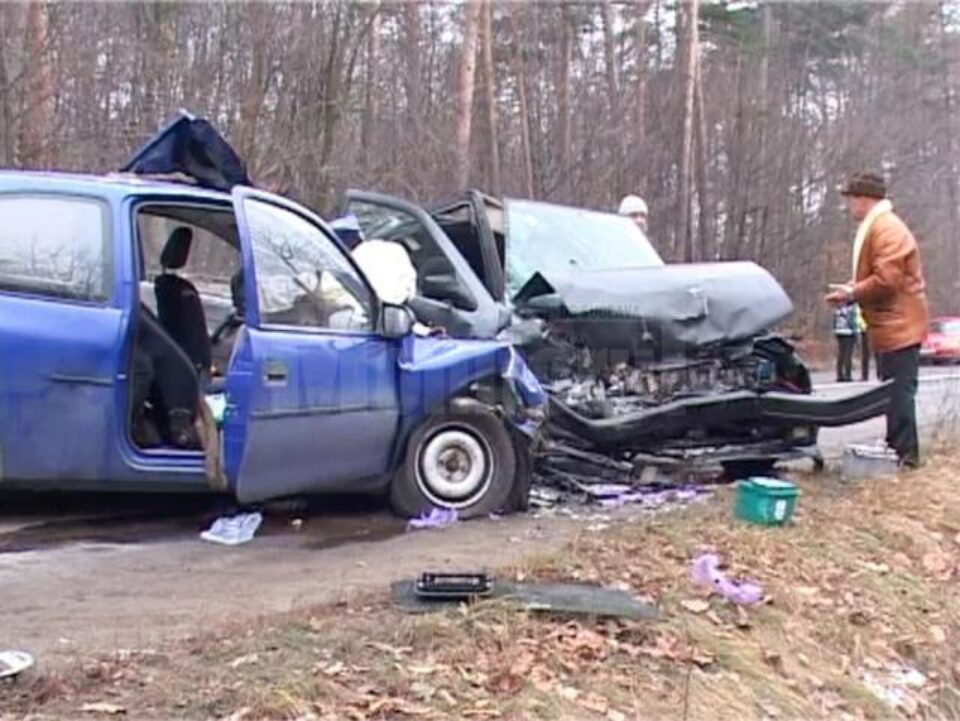 Impactul dintre cele două mașini a fost deosebit de violent