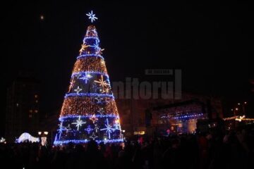 Bradul din Centrul Sucevei, aprins pentru al 11-lea an consecutiv