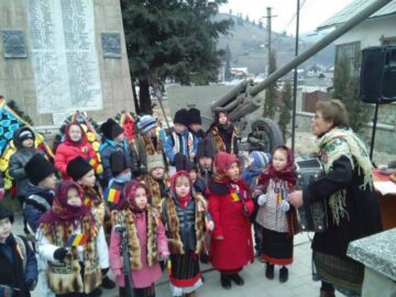 Ziua României marcată de elevii din Moldovița