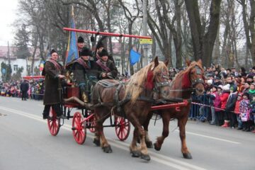 Mii de persoane au participat, de Ziua Națională, la parada militară organizată în Suceava