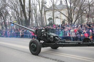 Mii de persoane au participat, de Ziua Națională, la parada militară organizată în Suceava