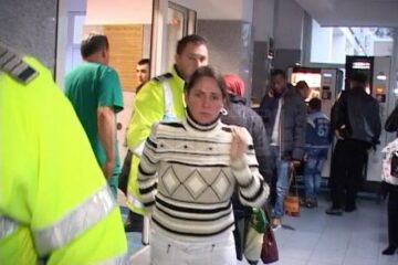 Femeia a fost condusă de polițiști la Spitalul Județean, unde i s-au recoltat probe biologice de sânge