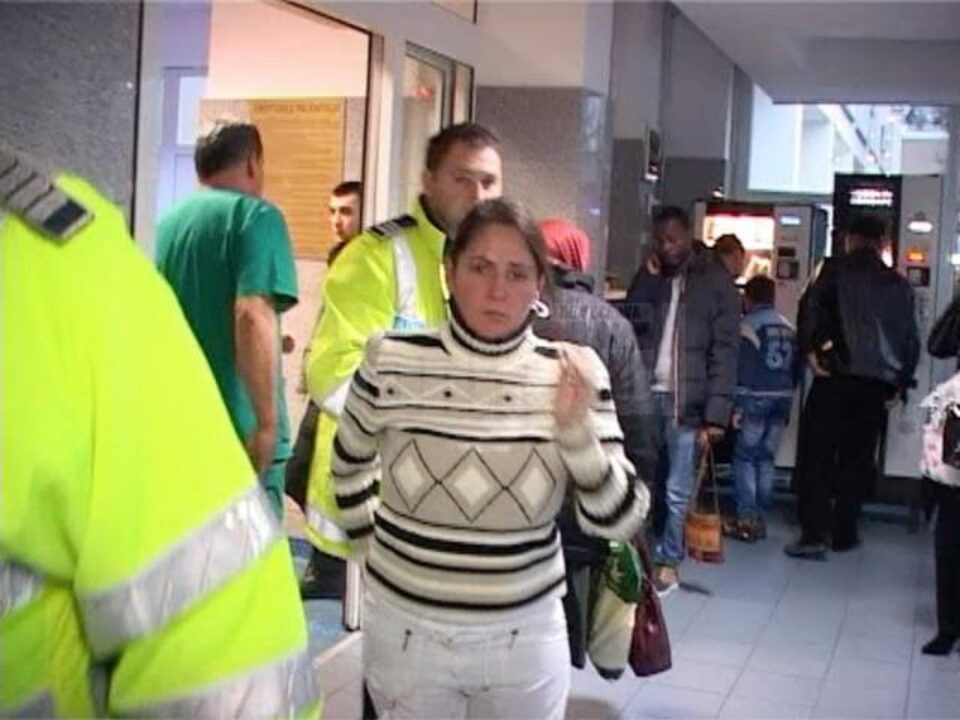 Femeia a fost condusă de polițiști la Spitalul Județean, unde i s-au recoltat probe biologice de sânge