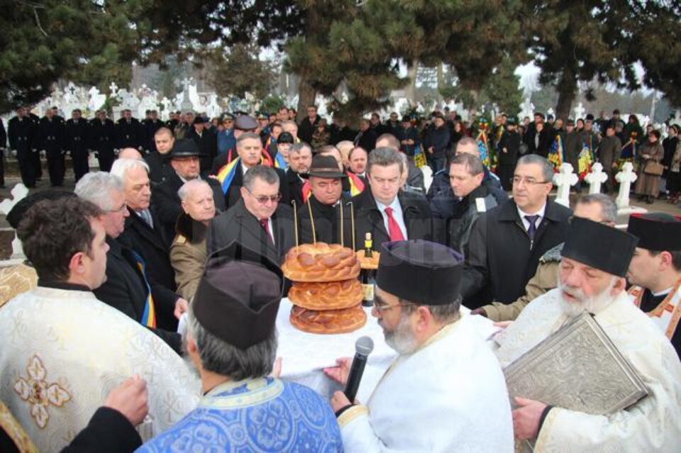 Autoritățile au depus coroane de flori la Monumentul Eroilor