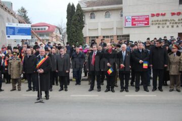 Mii de persoane au participat, de Ziua Națională, la parada militară organizată în Suceava