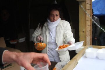 5000 de porții de fasole au fost împărțite sucevenilor de 1 Decembrie