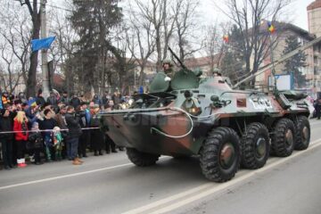 Mii de persoane au participat, de Ziua Națională, la parada militară organizată în Suceava