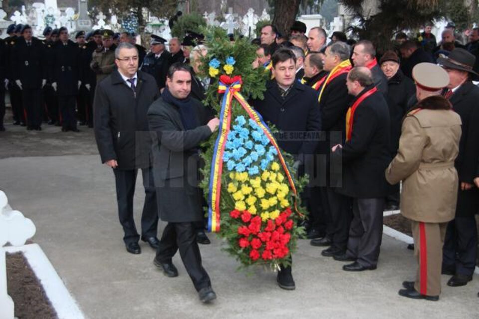 Autoritățile au depus coroane de flori la Monumentul Eroilor