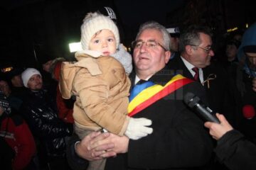 La fel ca și anul trecut, Ion Lungu a aprins luminile în brad alături de nepoțelul său, Patrick