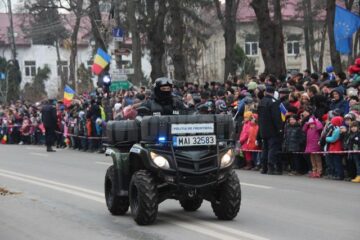 Mii de persoane au participat, de Ziua Națională, la parada militară organizată în Suceava