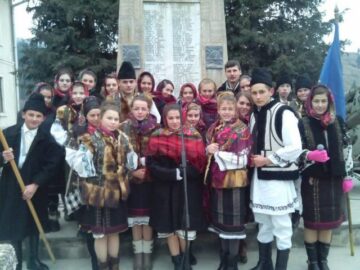 Ziua României marcată de elevii din Moldovița