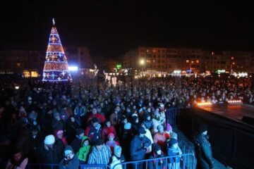Mii de oameni au cântat și au dansat în centrul Sucevei, de Ziua Națională
