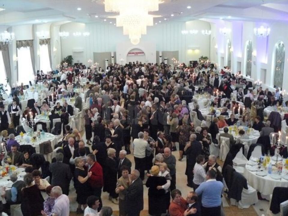 Revelionul Pensionarilor, eveniment organizat de opt ani de zile de Casa de Ajutor Reciproc a Pensionarilor (CARP) Suceava Revelionul Pensionarilor, eveniment organizat de opt ani de zile de Casa de Ajutor Reciproc a Pensionarilor (CARP) Suceava