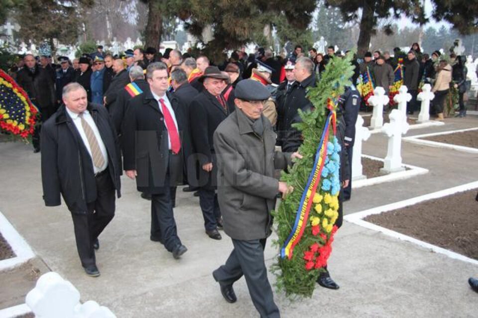 Autoritățile au depus coroane de flori la Monumentul Eroilor