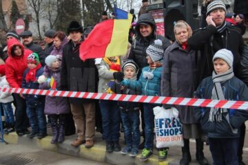 Mii de persoane au participat, de Ziua Națională, la parada militară organizată în Suceava