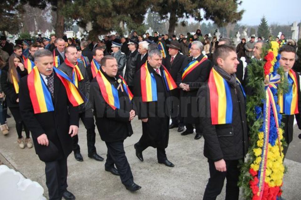 Autoritățile au depus coroane de flori la Monumentul Eroilor