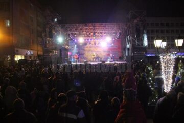 Concertul Hara a început la scurt timp după aprinderea luminilor în brad