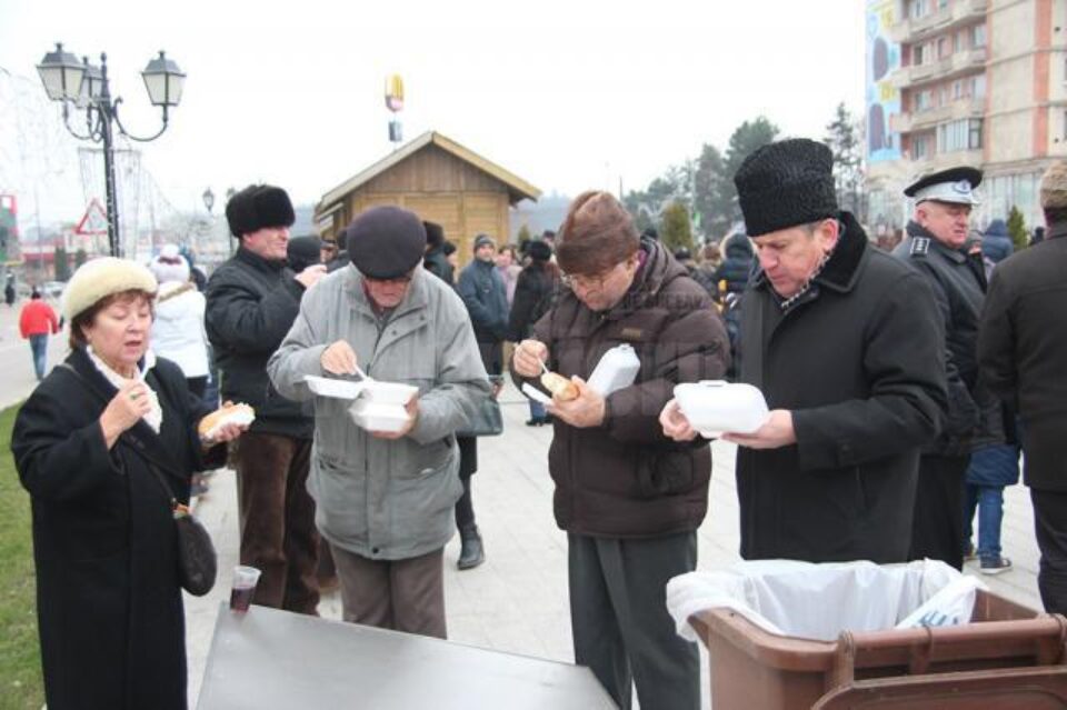 5000 de porții de fasole au fost împărțite sucevenilor de 1 Decembrie