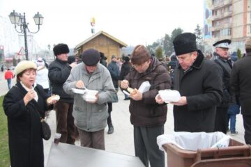 5000 de porții de fasole au fost împărțite sucevenilor de 1 Decembrie