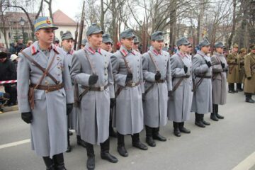 Mii de persoane au participat, de Ziua Națională, la parada militară organizată în Suceava