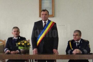 Comisar-șef Constantin Alistar, viceprimarul municipiului Rădăuți, Tiberiu Epifanie Maerean, și generalul (r) Vasile Moțoc