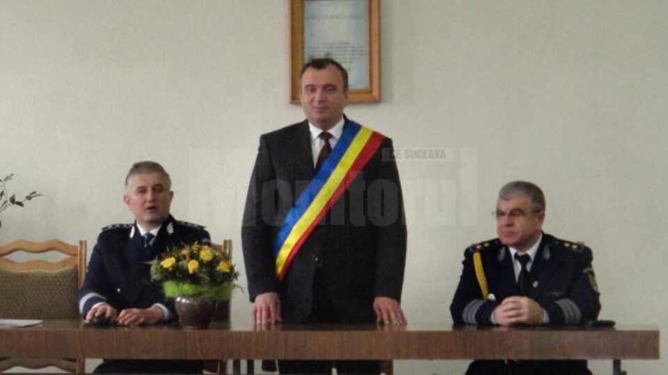 Comisar-șef Constantin Alistar, viceprimarul municipiului Rădăuți, Tiberiu Epifanie Maerean, și generalul (r) Vasile Moțoc Comisar-șef Constantin Alistar, viceprimarul municipiului Rădăuți, Tiberiu Epifanie Maerean, și generalul (r) Vasile Moțoc
