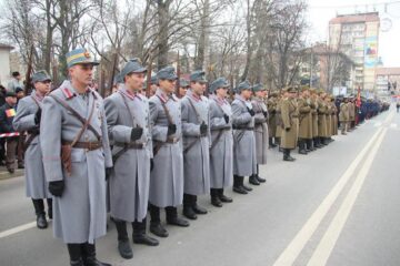 Mii de persoane au participat, de Ziua Națională, la parada militară organizată în Suceava