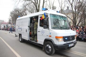 Mii de persoane au participat, de Ziua Națională, la parada militară organizată în Suceava
