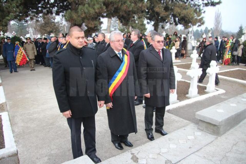 Autoritățile au depus coroane de flori la Monumentul Eroilor