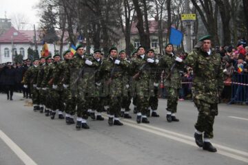 Mii de persoane au participat, de Ziua Națională, la parada militară organizată în Suceava