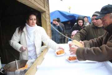 5000 de porții de fasole au fost împărțite sucevenilor de 1 Decembrie