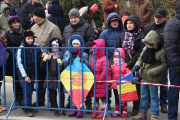 Mii de persoane au participat, de Ziua Națională, la parada militară organizată în Suceava