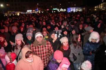 Aprinderea luminilor în bradul de Crăciun, sărbătorită de mii de suceveni