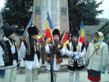 Ziua României marcată de elevii din Moldovița