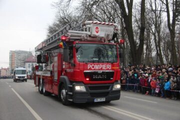 Mii de persoane au participat, de Ziua Națională, la parada militară organizată în Suceava
