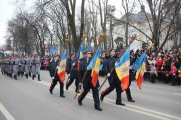 Mii de persoane au participat, de Ziua Națională, la parada militară organizată în Suceava