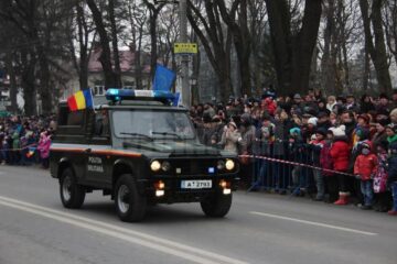 Mii de persoane au participat, de Ziua Națională, la parada militară organizată în Suceava