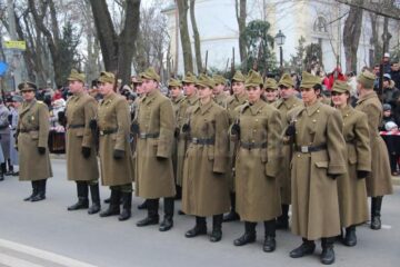 Mii de persoane au participat, de Ziua Națională, la parada militară organizată în Suceava