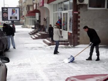 Comercianții s-au apucat de dimineață de curățarea trotuarelor