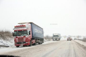 Tiruri blocate la intrarea în Stroiești dinspre Ilișești