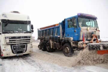 Utilajele de deszăpezire s-au lăsat destul de mult așteptate