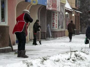 Comercianții s-au apucat de dimineață de curățarea trotuarelor