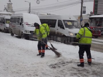 Echipele Diasil au acționat în toate cartierele la deszăpezirea trecerilor de pietoni și a stațiilor de autobuze