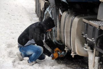 Unele tiruri nu au putut urca nici măcar cu lanțuri antiderapante