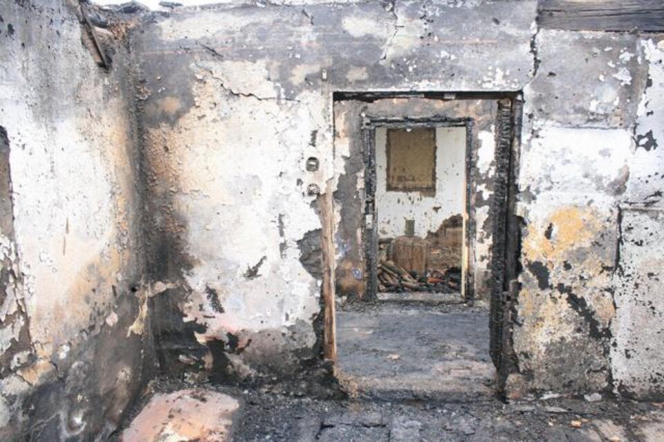 Relu Baciu și cei doi copii pe care îi are de crescut au rămas pe drumuri după ce un incendiu le-a mistuit casa și i-a ucis pe soția bărbatului și pe băiețelul lor în vârstă de 3 ani