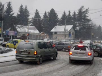 Sensul giratoriu de la Burdujeni, paralizat de numărul mare de mașini din trafic și de închiderea străzii Gheorghe Doja
