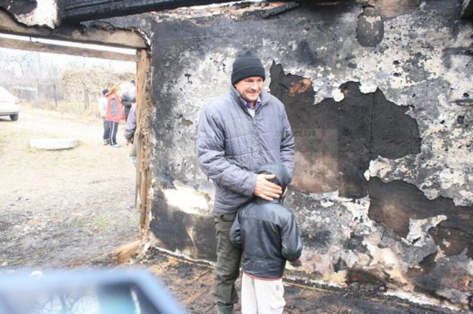 Relu Baciu și cei doi copii pe care îi are de crescut au rămas pe drumuri după ce un incendiu le-a mistuit casa și i-a ucis pe soția bărbatului și pe băiețelul lor în vârstă de 3 ani
