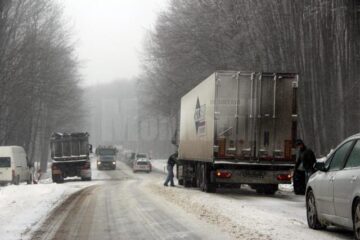 Traficul de la Suceava spre Gura Humorului a fost blocat în pădurea de la Ilișești