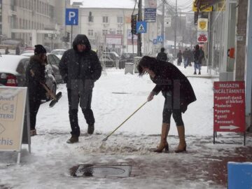 Comercianții s-au apucat de dimineață de curățarea trotuarelor