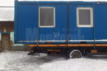 Locuința a fost transportată ieri în gospodăria tatălui și a celor doi copii rămași fără casă